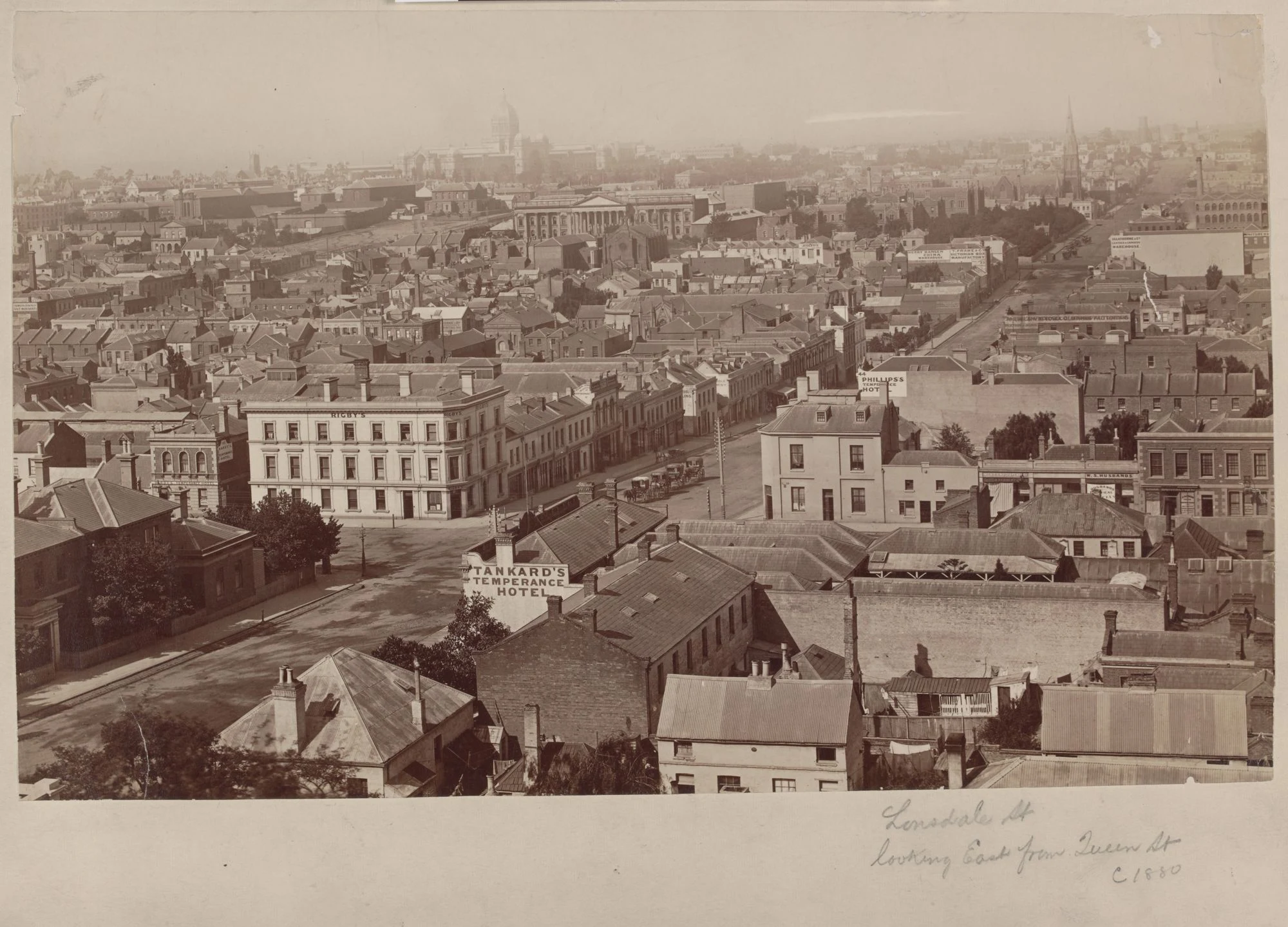 Scena urbana generica dell’Africa orientale per contestualizzare una panoramica sul Kenya.