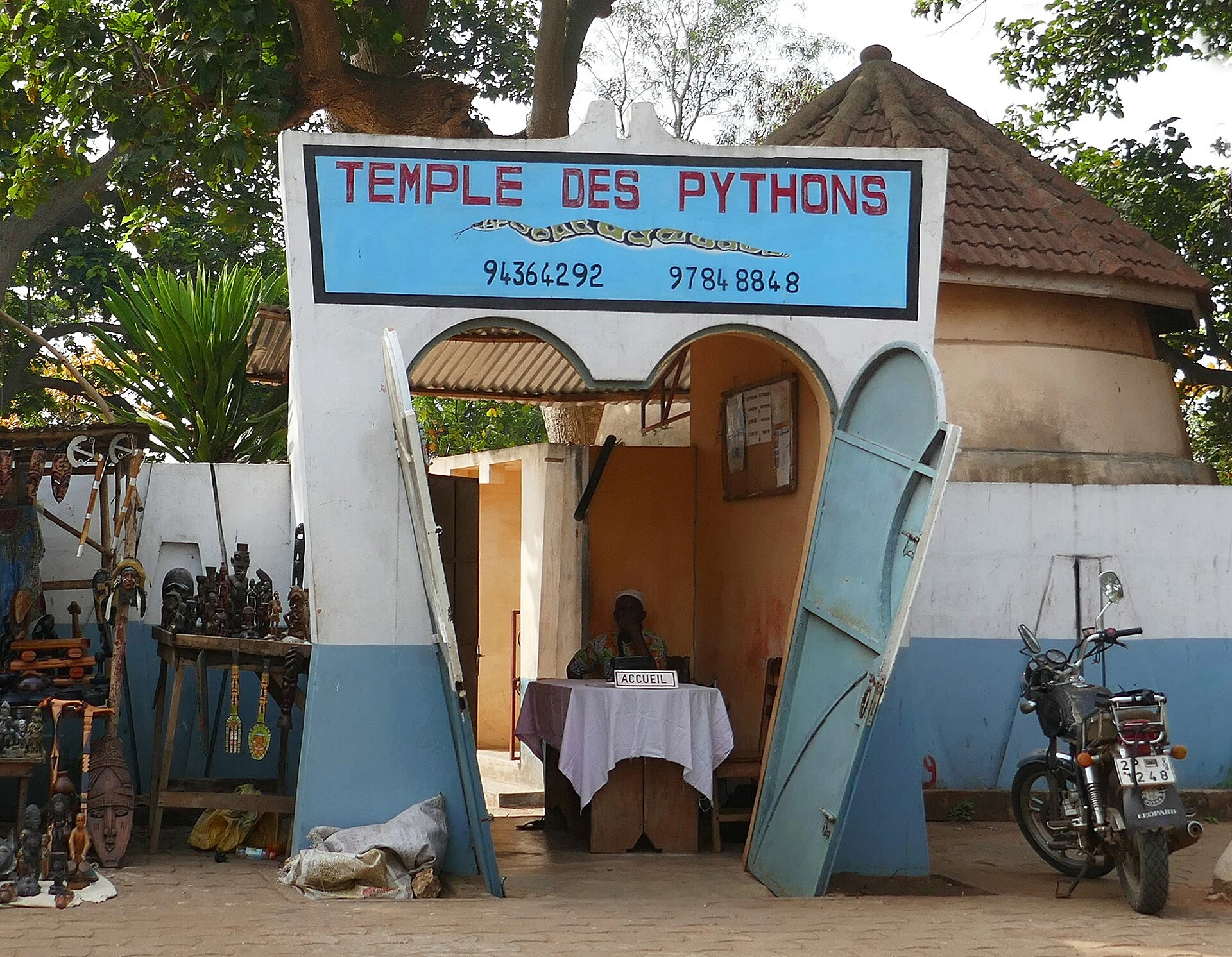 Exterior do Templo das Pítons em Ouidah, santuário vodun ativo.