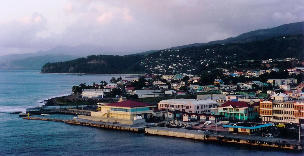 Veduta attuale di Roseau, capitale della Dominica.