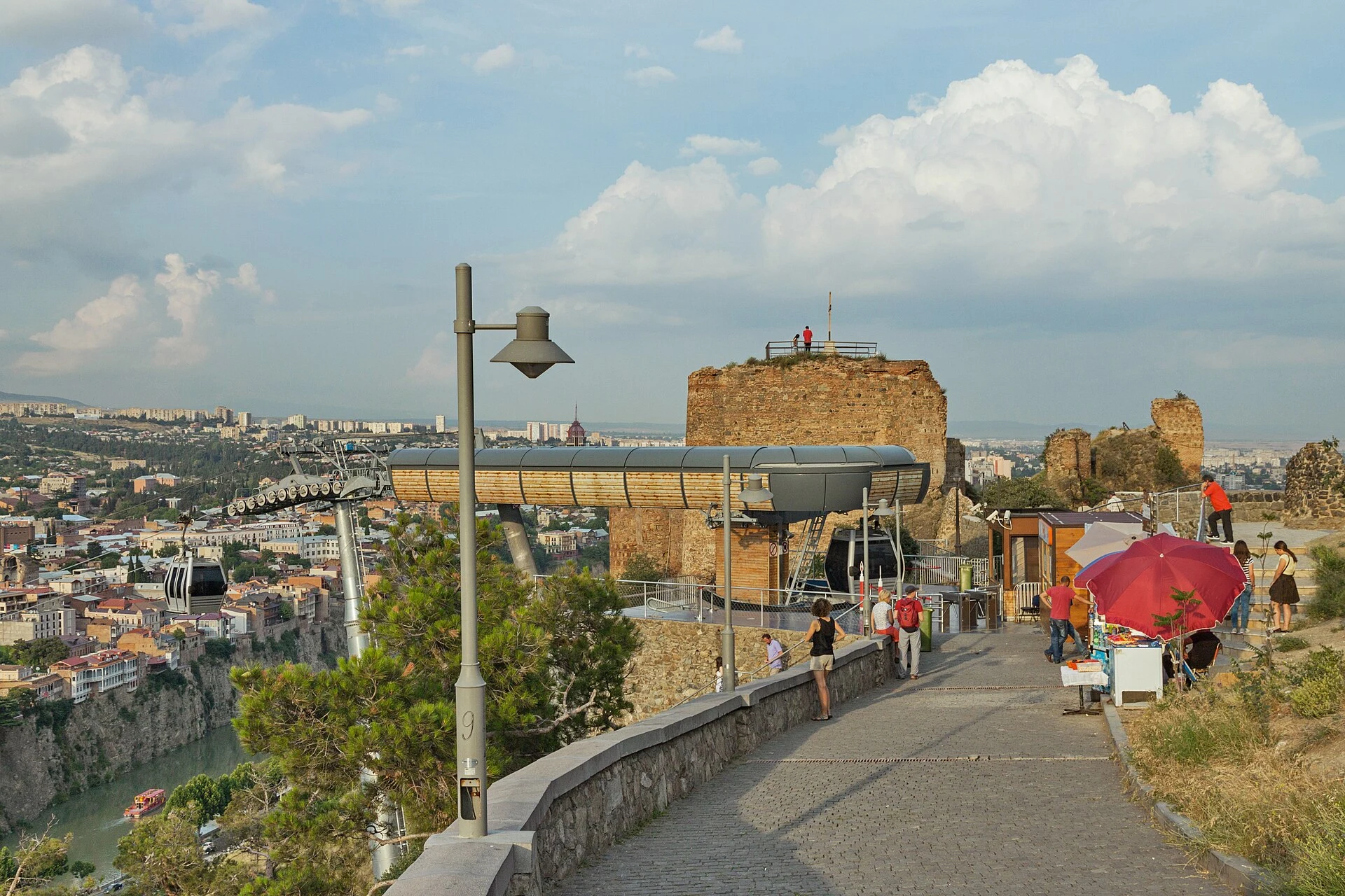 Zeitgenössisches Schild auf Georgisch in Tbilisi.