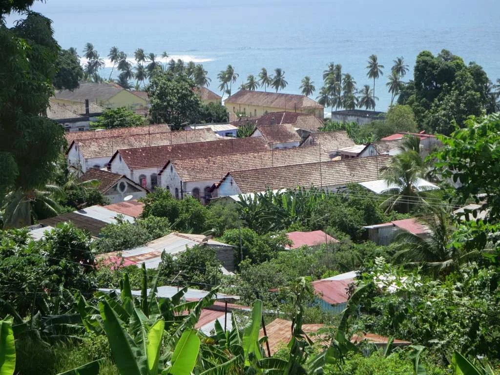 Infraestrutura histórica da roça Água Izé em São Tomé
