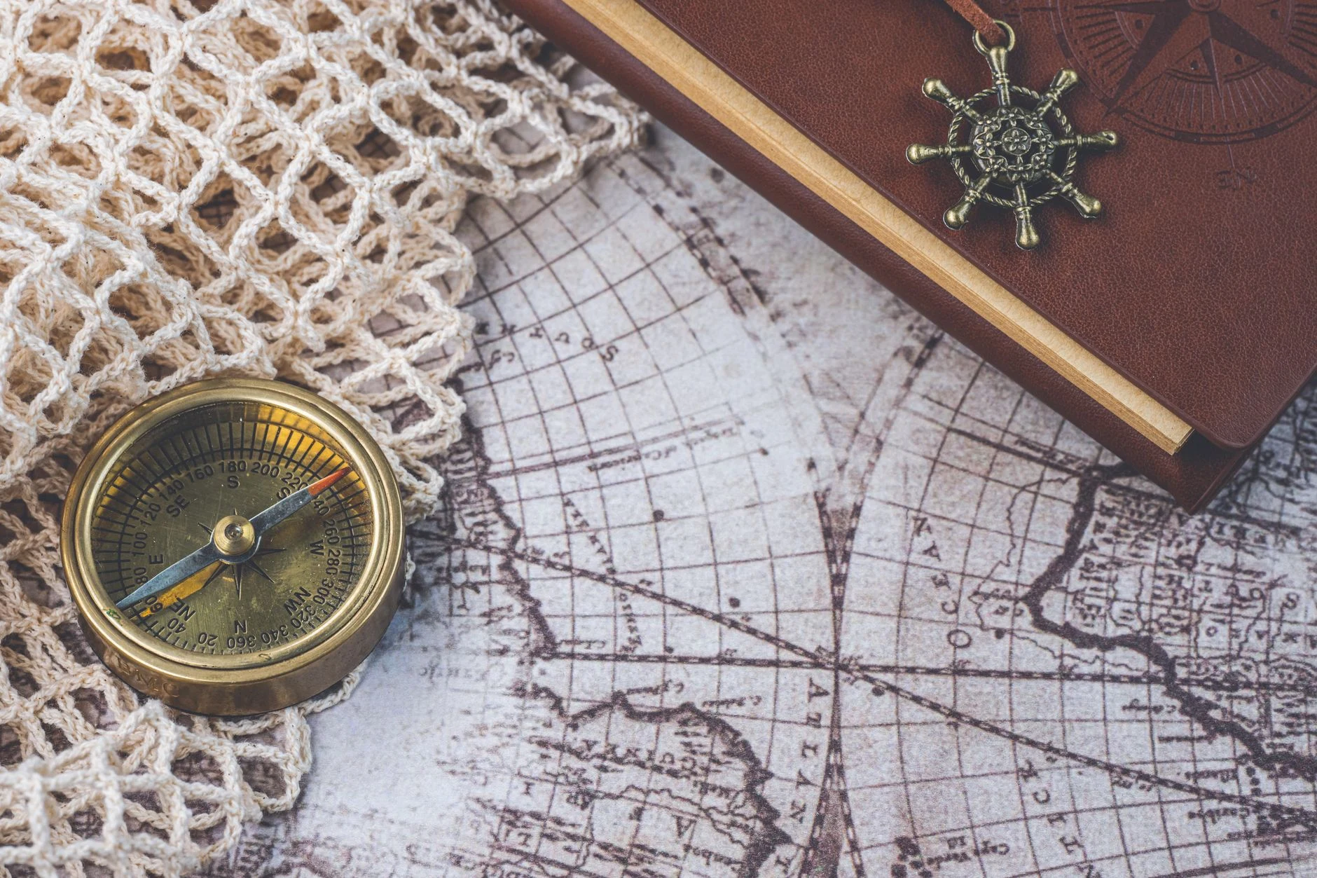 Carnet de voyage et carte dans une image éditoriale générique sur la préparation