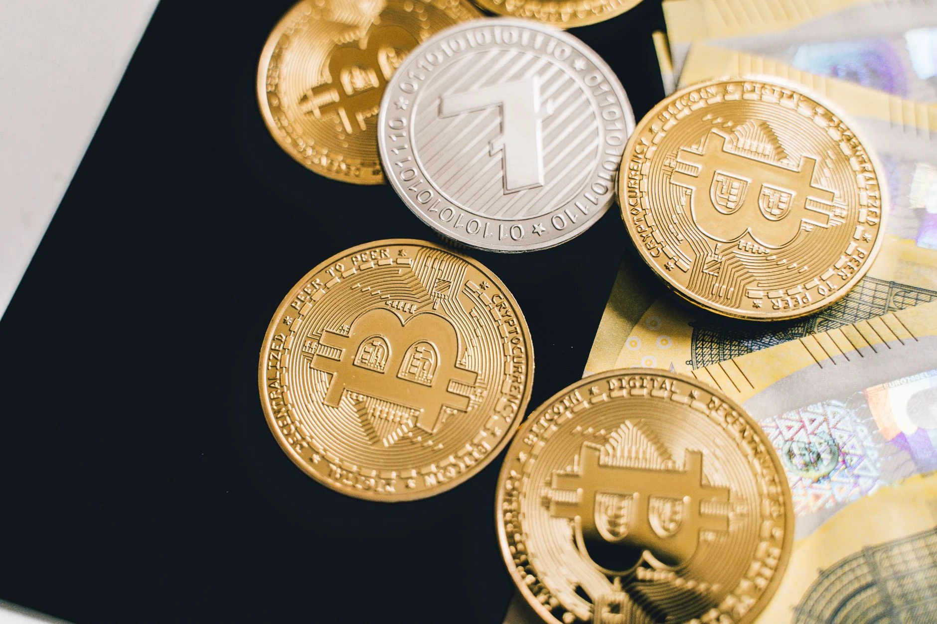Banconote e monete in euro come riferimento valutario, senza indicare prezzi.