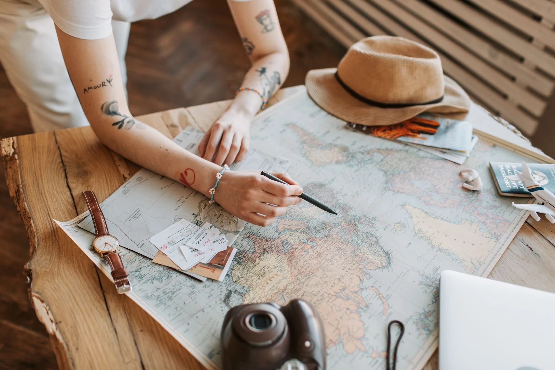 Preparativos de viagem com mapa e documentos, sem horários ou rotas específicas.
