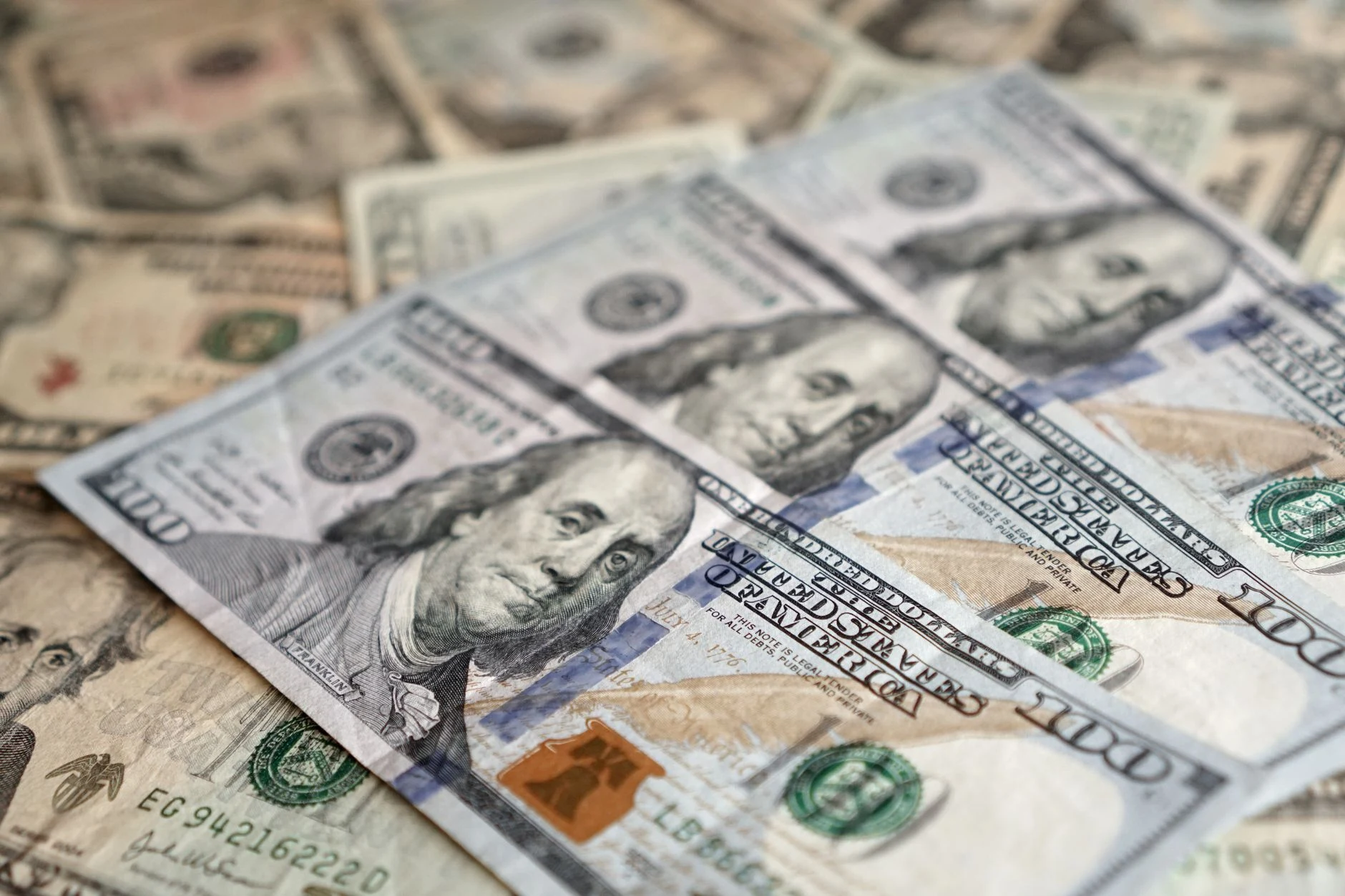 Banconote in dollari statunitensi come riferimento monetario generale.