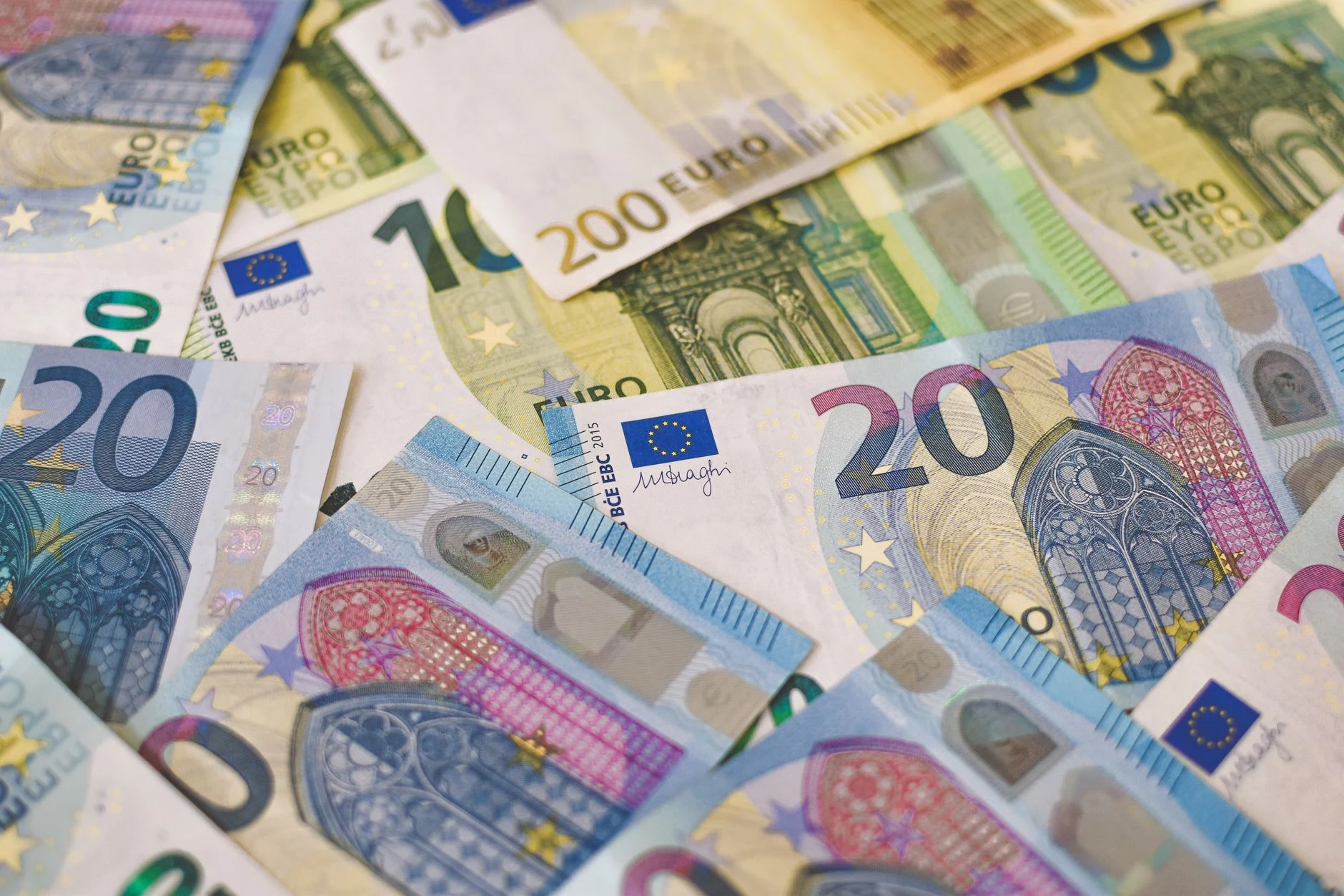 Notas e moedas de euro como referência para planear uma viagem