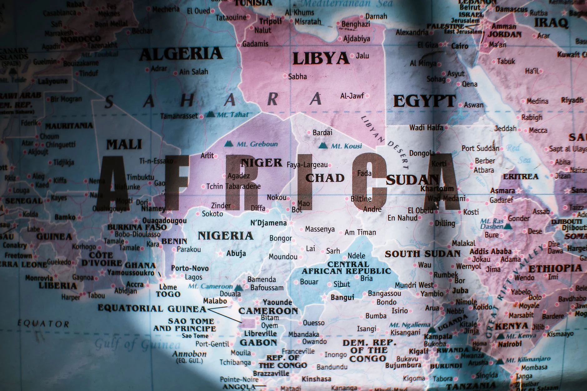 Imagem cartográfica conceptual para localizar um país sem litoral na África Central.