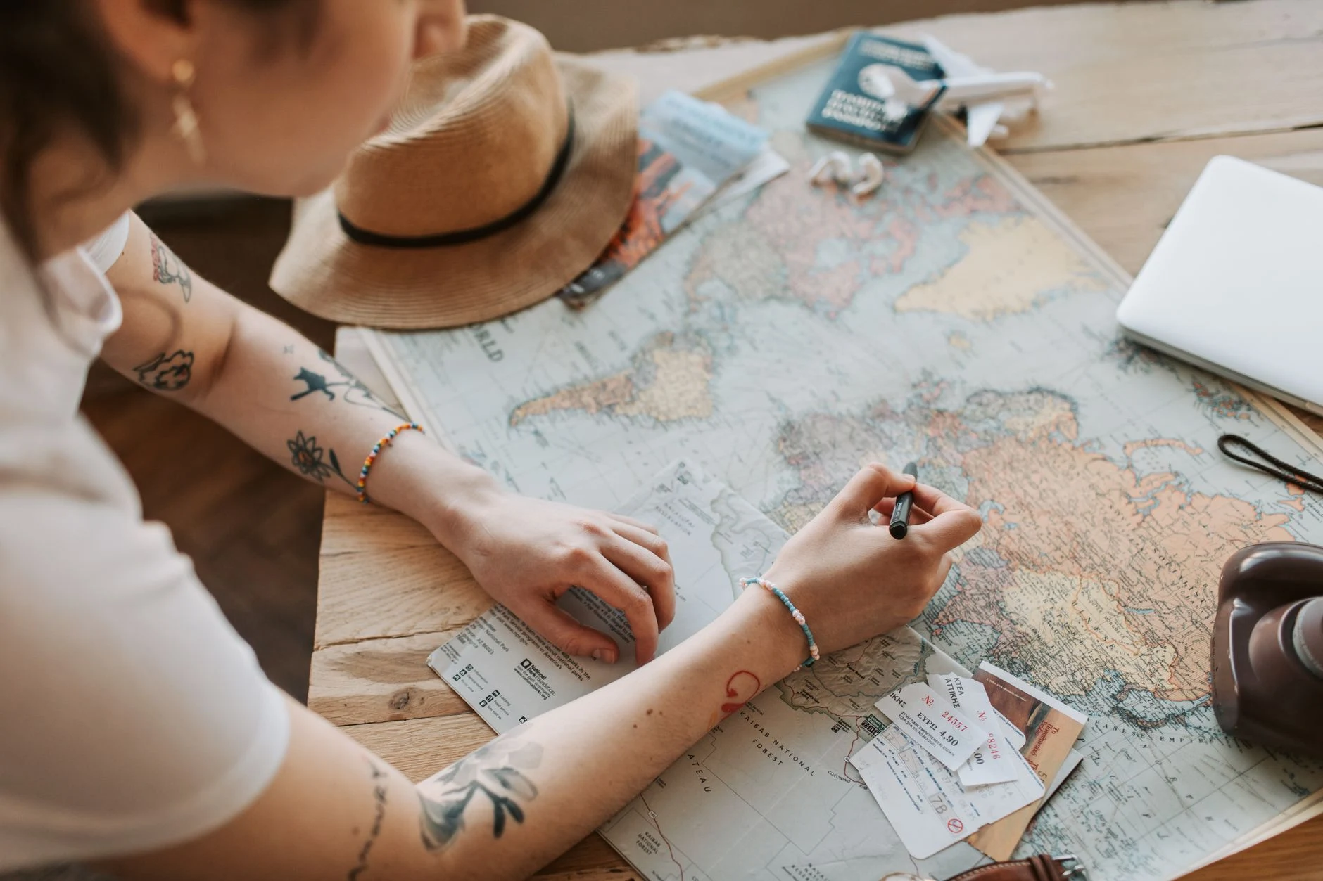Mappa e appunti di viaggio in un contesto non identificabile