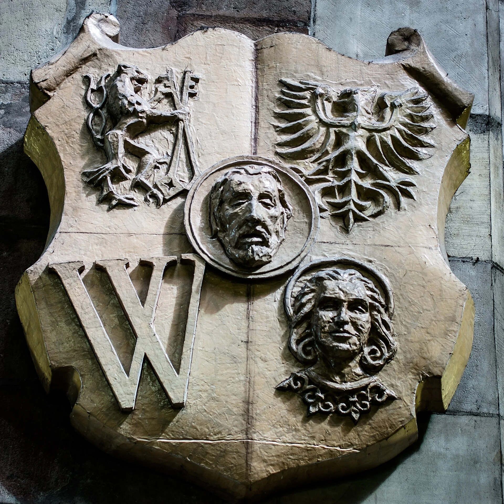 Cédulas e moedas de złoty polonês.