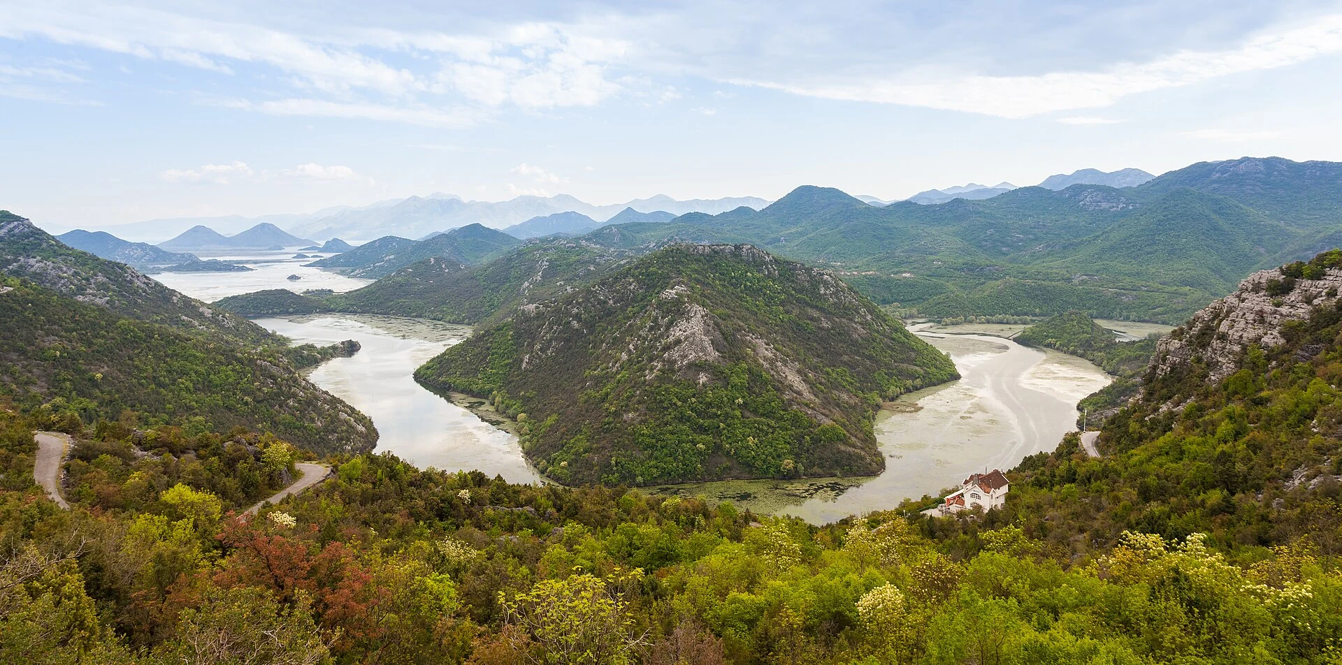 Panoramablick auf die Flussschlingen und Berge am Skutarisee in Montenegro.