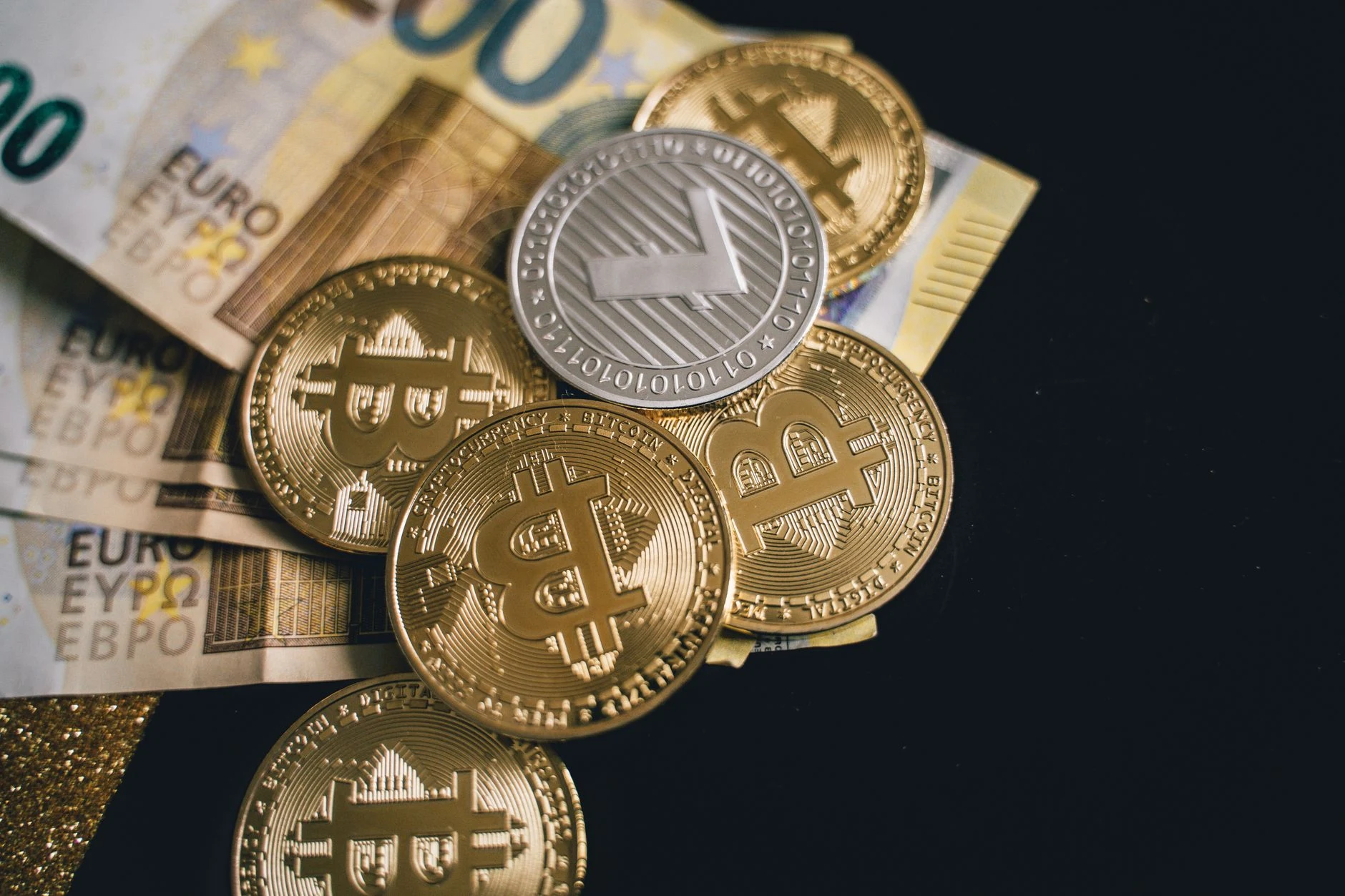 Pièces et billets en euros dans une photographie illustrative.