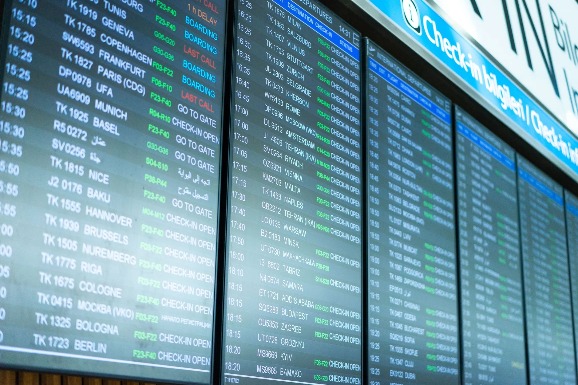 Pannello aeroportuale generico che ricorda di verificare i voli attuali.