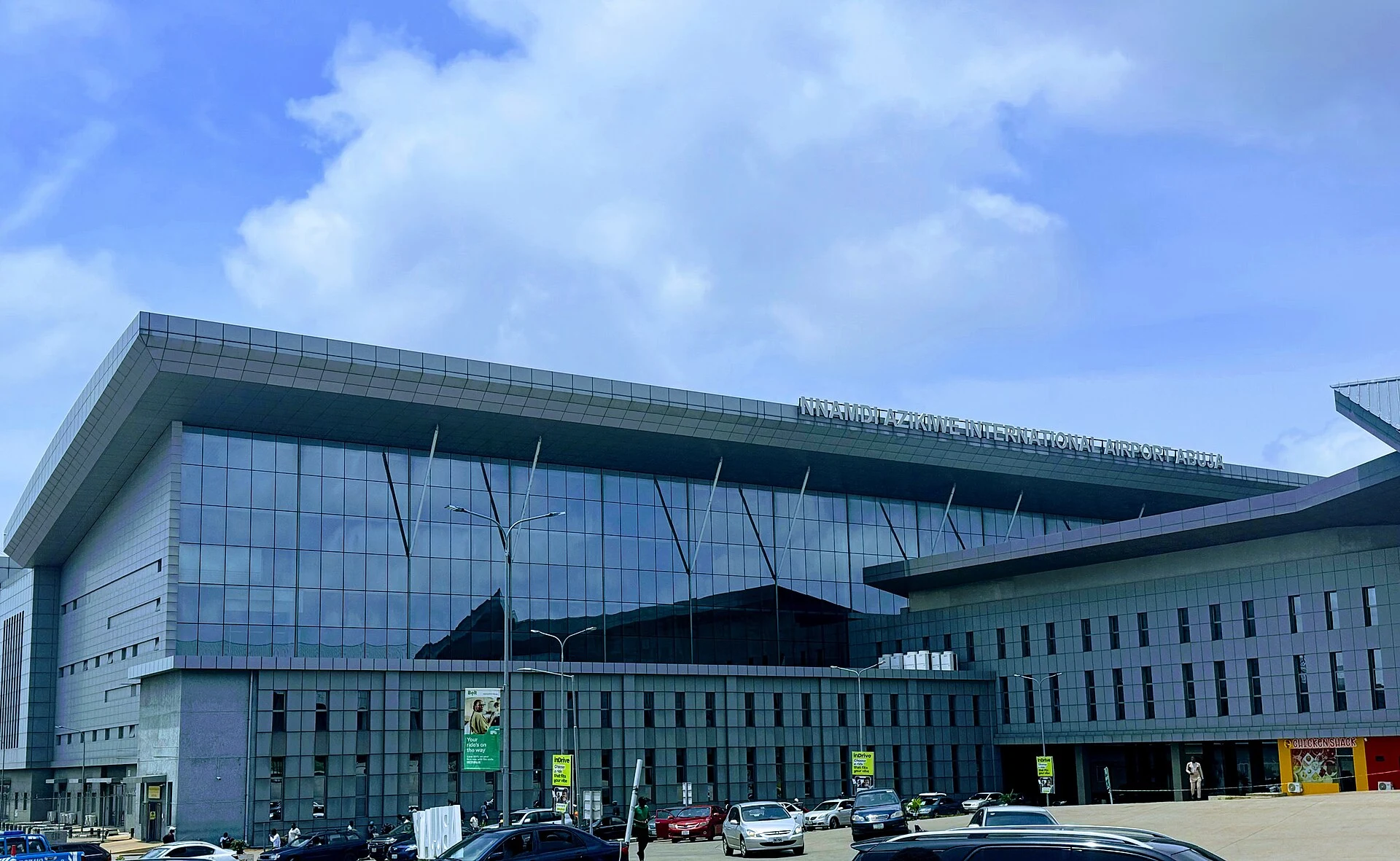 Exterior do Aeroporto Internacional Nnamdi Azikiwe, em Abuja.