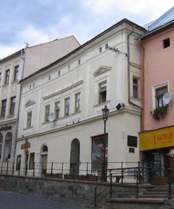 Historische Häuser in den steilen Straßen von Banská Štiavnica.