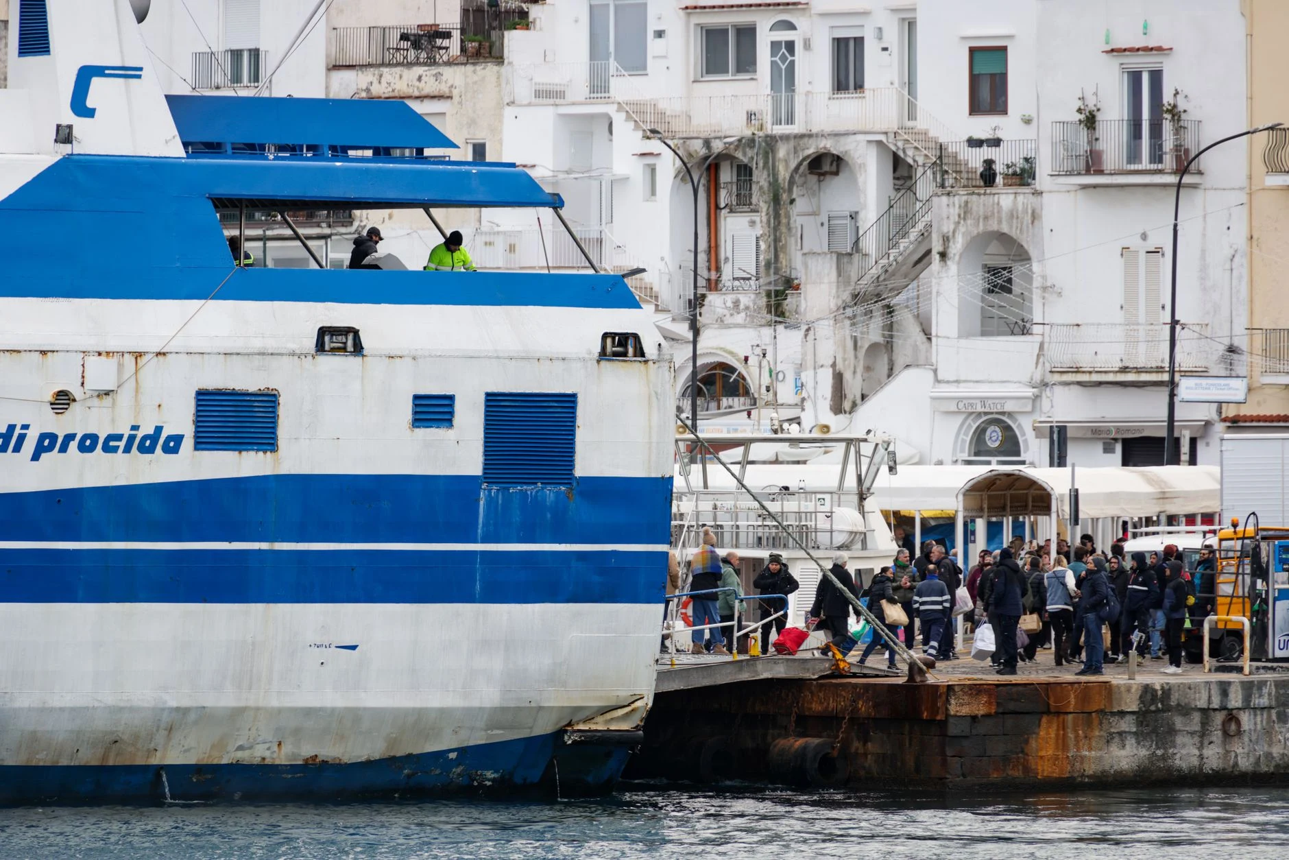 Contexte portuaire générique illustrant la nécessité de vérifier les liaisons inter-îles.