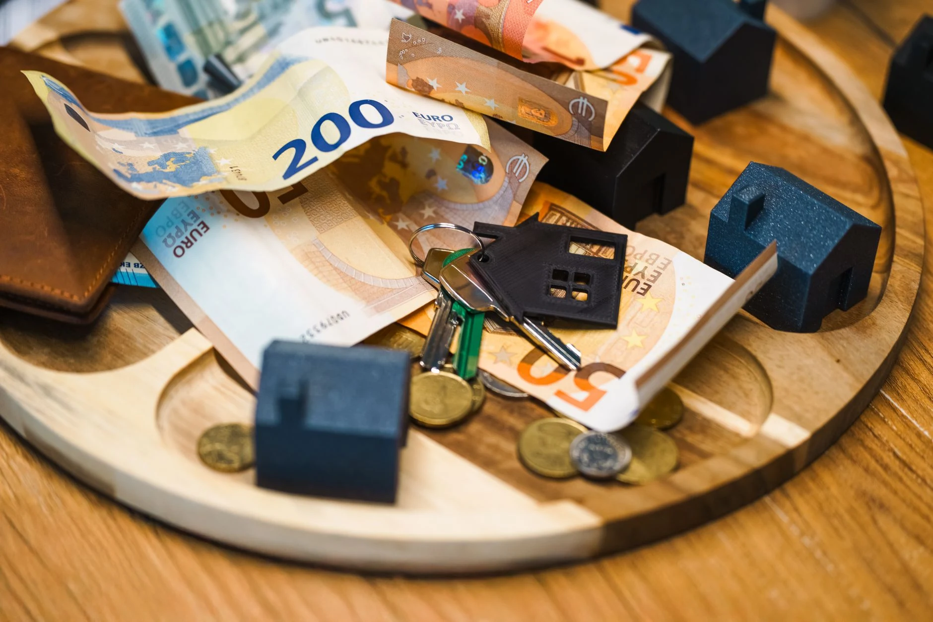 Monete in euro accanto a un taccuino di viaggio, senza prezzi attribuiti alla Croazia.