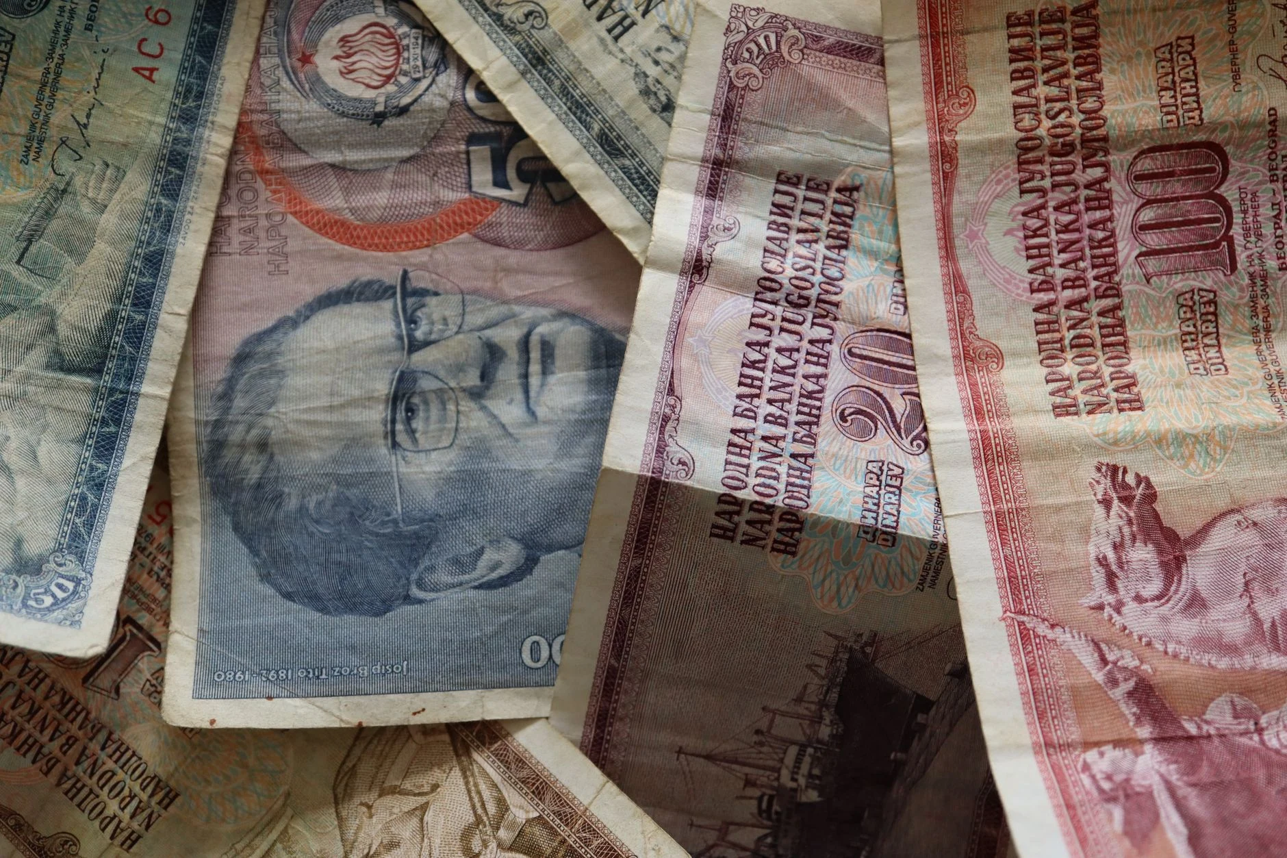 Banconote in peso colombiano come riferimento monetario.