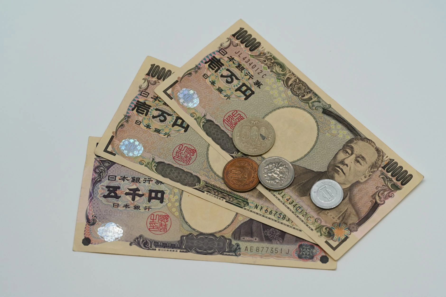 Banconote e monete in yen giapponesi come riferimento valutario.