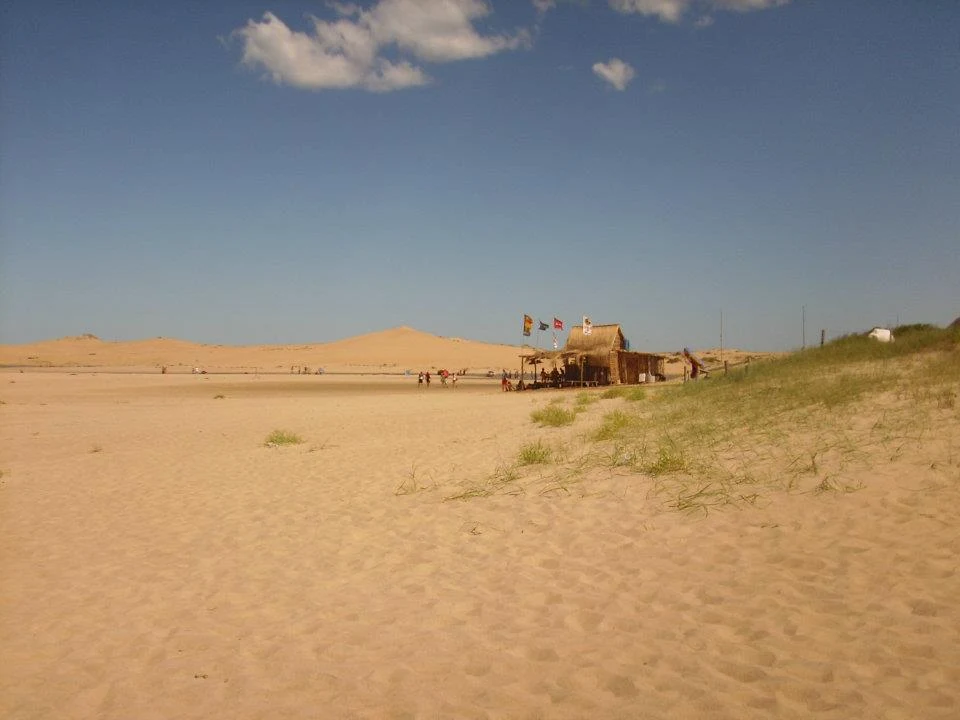 Zugelassenes Fahrzeug auf der Dünenzufahrt nach Cabo Polonio.