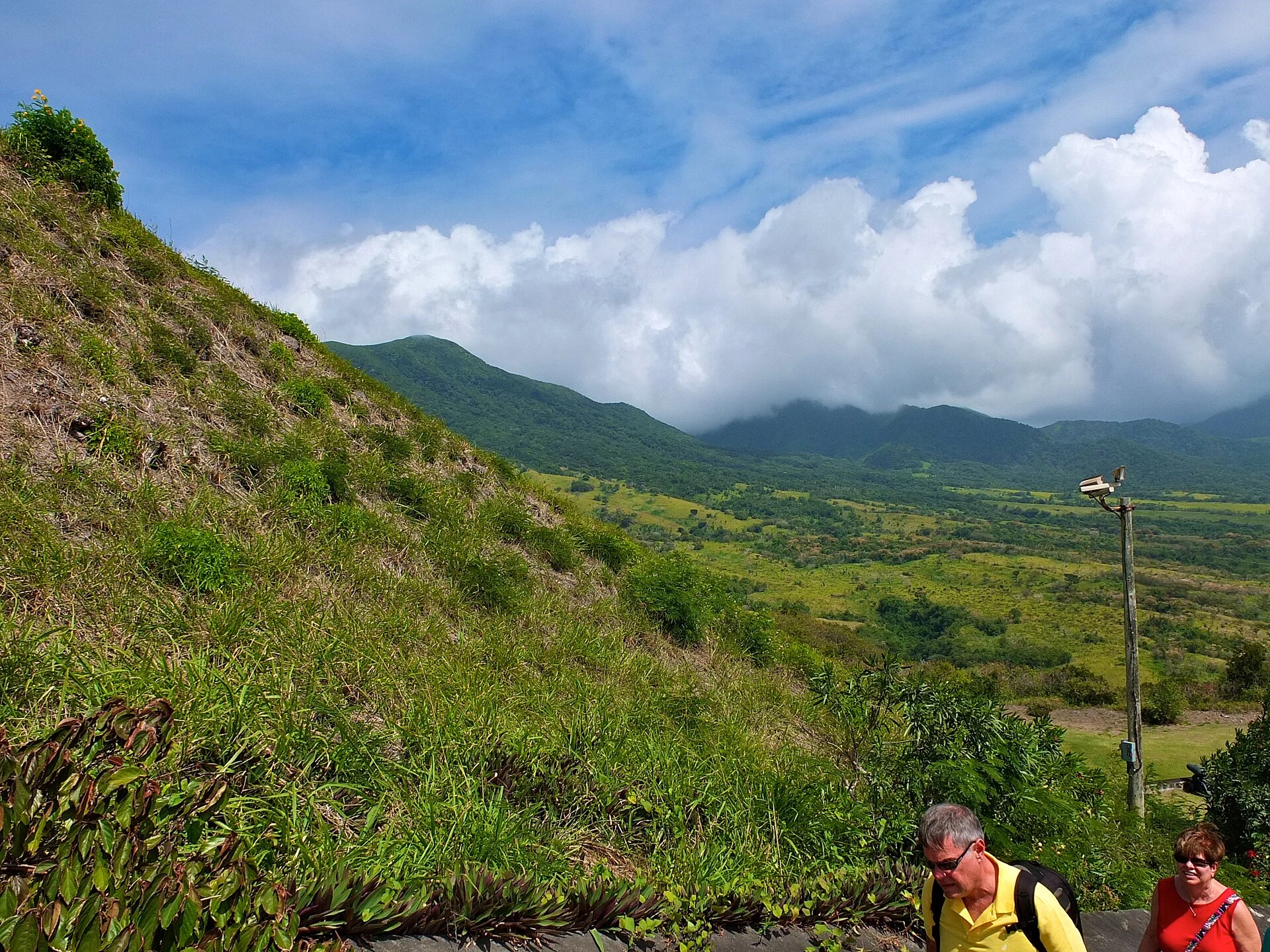 Verteidigungsrampen und Ebenen von Brimstone Hill mit der Westküste von St. Kitts im Hintergrund.