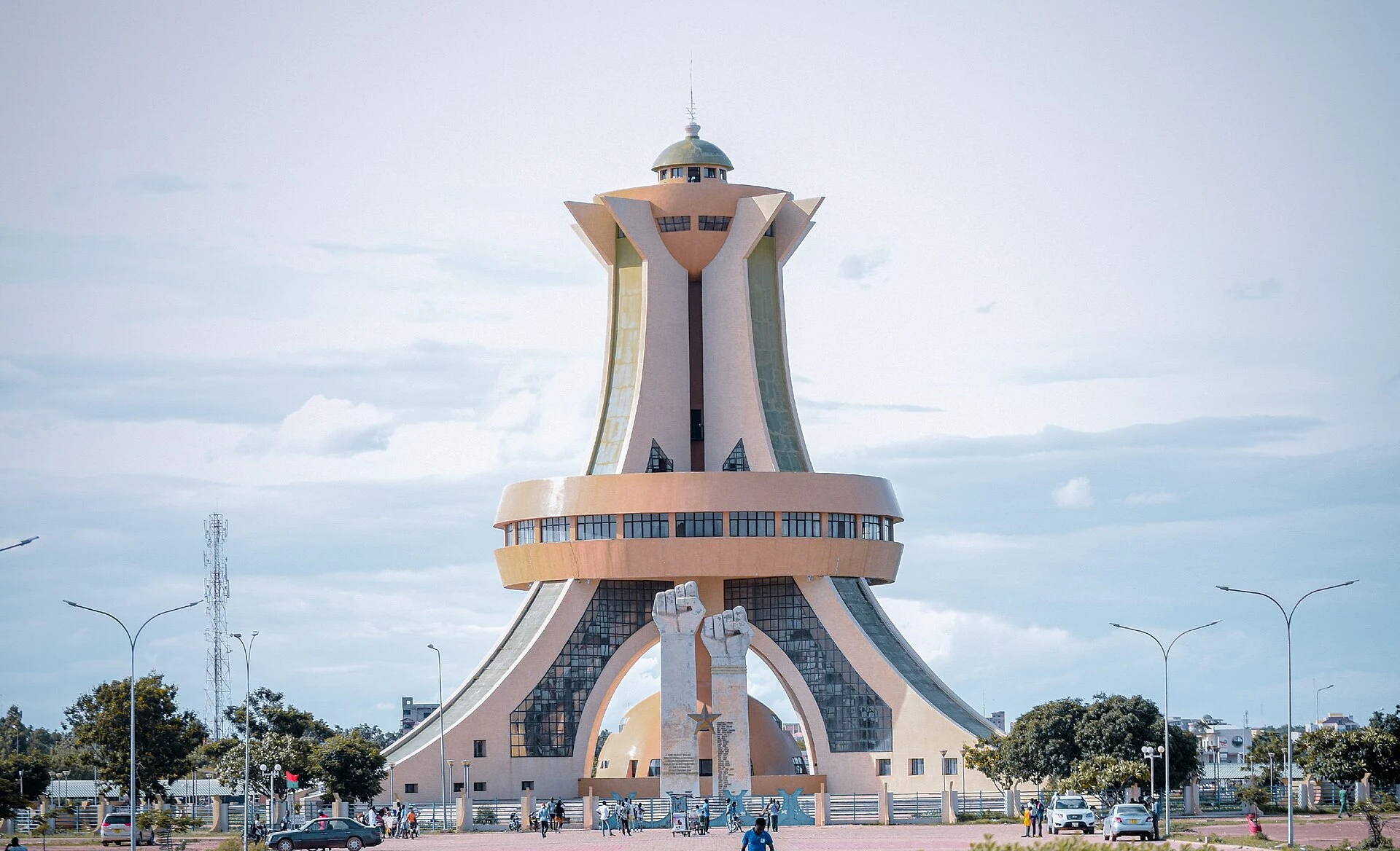 Scena urbana contemporanea a Ouagadougou, capitale del Burkina Faso.