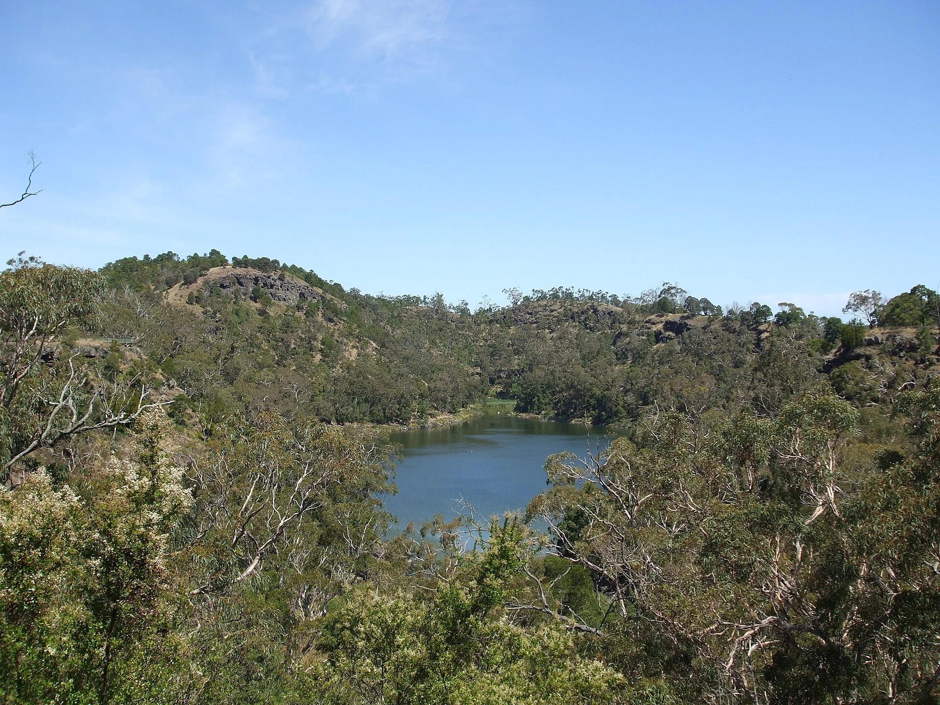 Lake Surprise, lago de cratera no Parque Nacional Budj Bim.