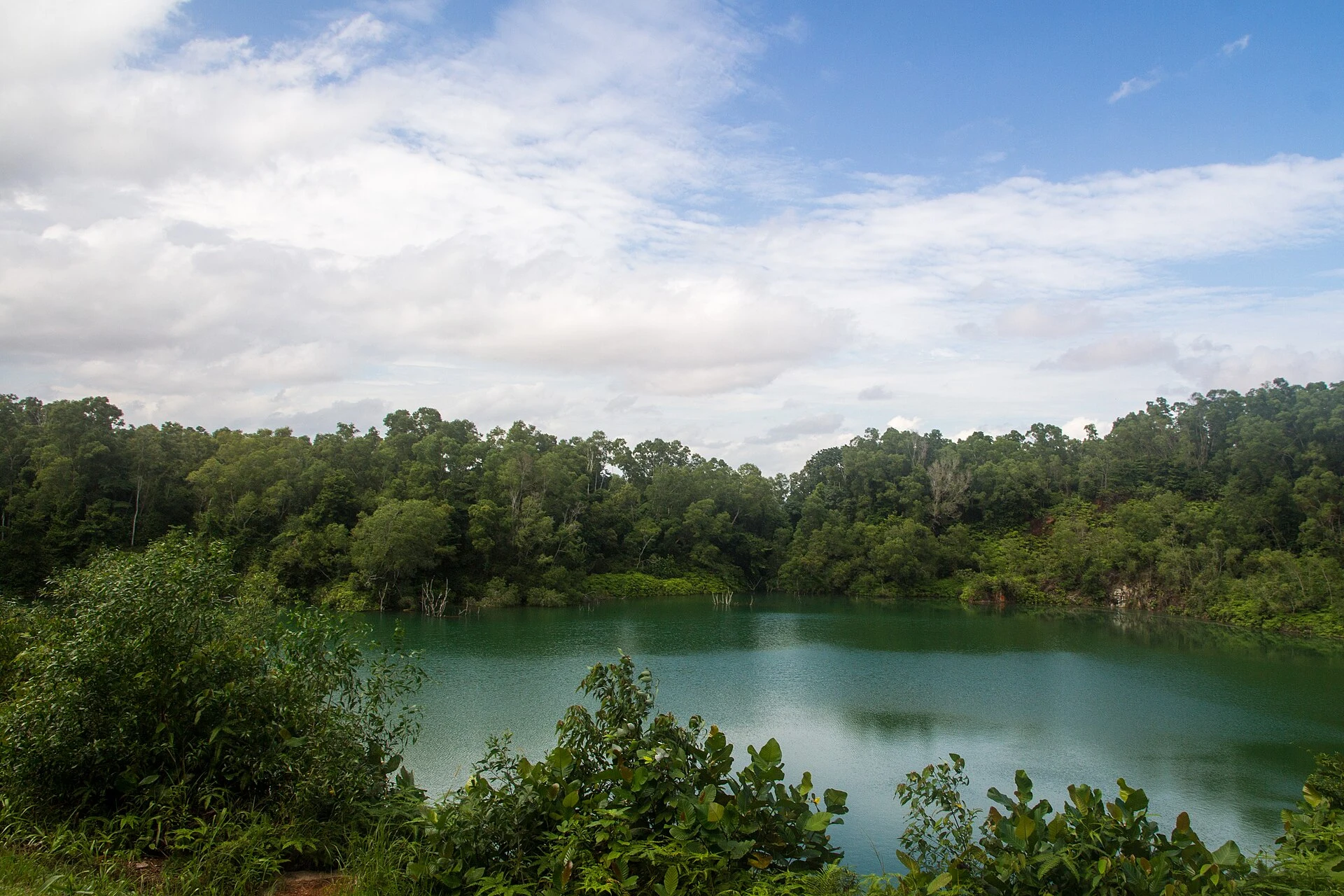 Lago e vegetação regenerada na antiga pedreira de Pekan, Pulau Ubin.