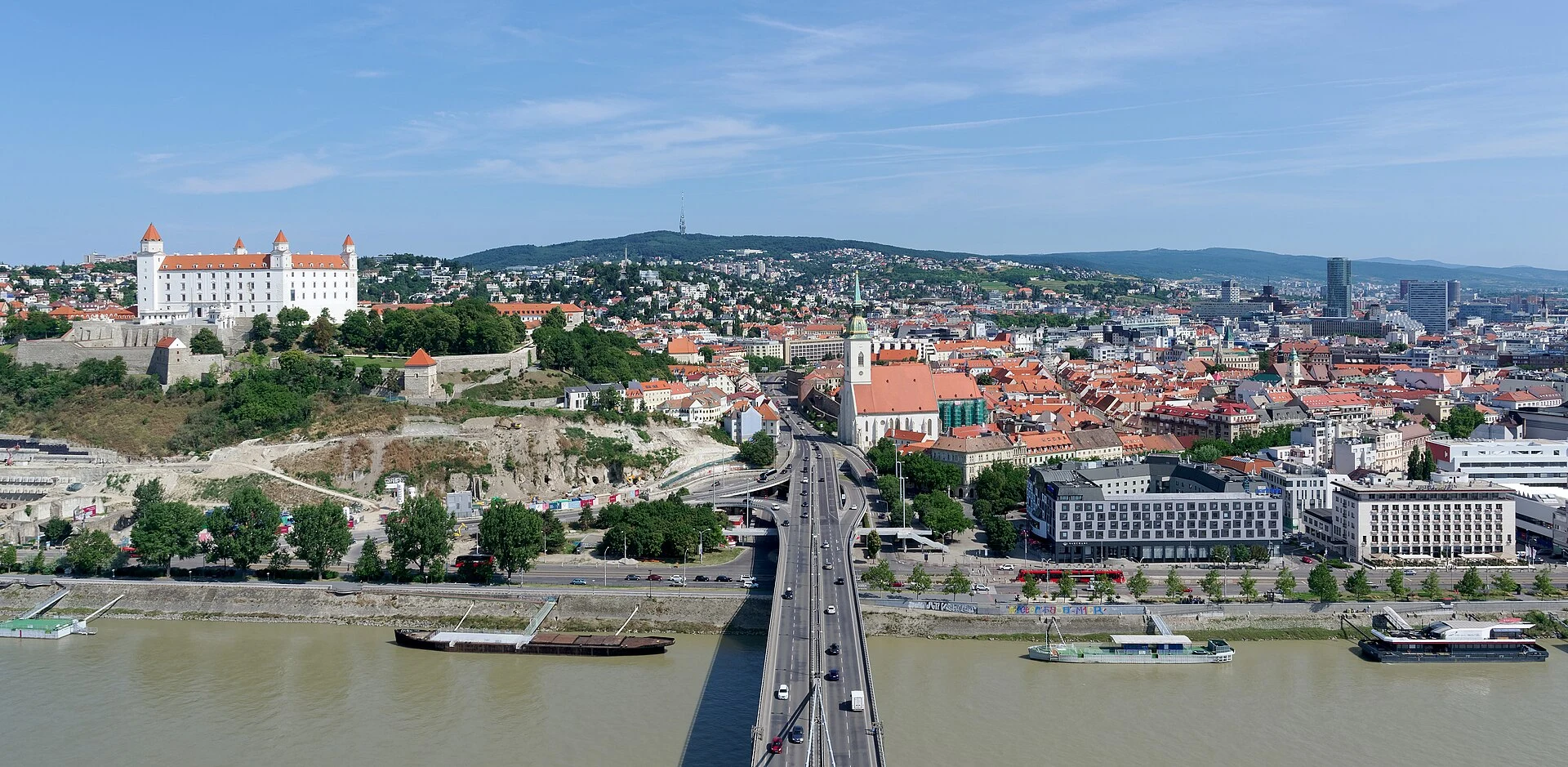 Airport exterior as context for checking connections from Bratislava.