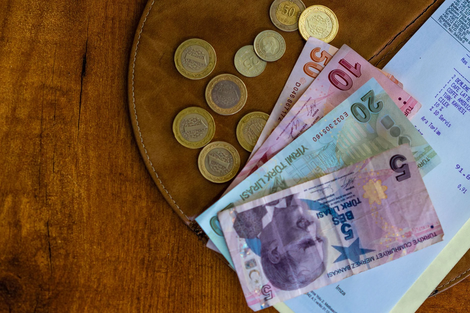 Turkish lira and Turkish-language material as travel-planning references.